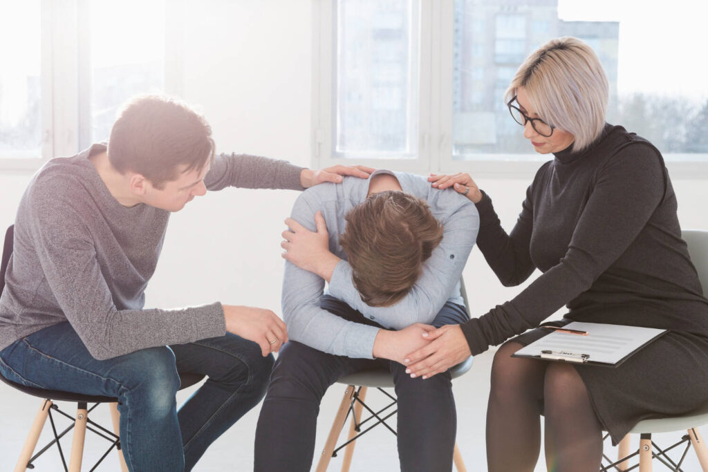 Personas haciendo la aplicación de batería de riesgo psicosocial