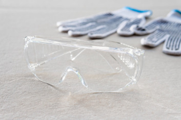 lentes de seguridad y guantes